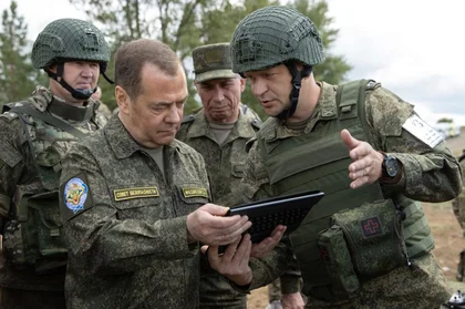 Medvedev Crows Again, Says ‘Cocks From French Leadership Will Be Guillotined’ if Paris Sends Troops to Ukraine