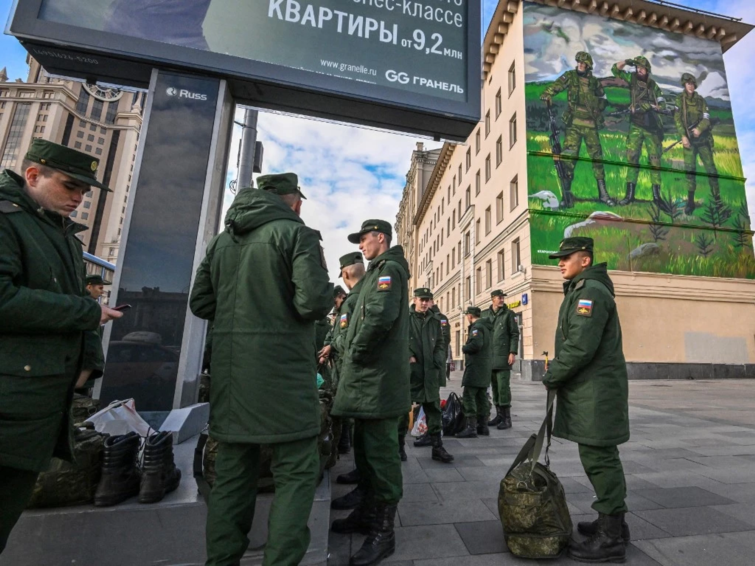 Ukrainian Ground Forces Commander Warns of Russia Gathering 100,000 Soldiers, Potential Summer Offensive