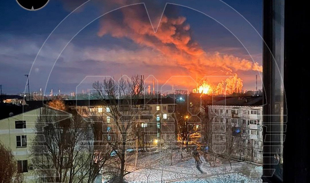 Serangan drone mengguncang kilang minyak Rusia, dan korban sipil dilaporkan di Belgorod