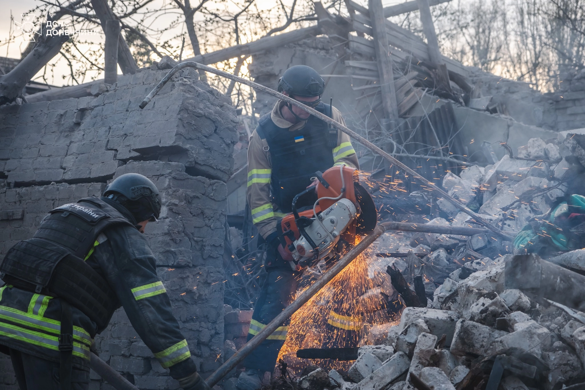 На Донеччині на місці авіаудару вилучили тіла жінки та дитини
