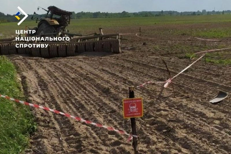 Російські військові мінують сільські поля на окупованій території