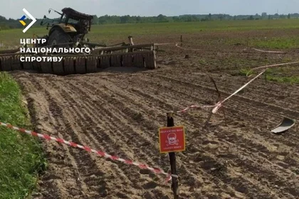 Російські військові мінують сільські поля на окупованій території