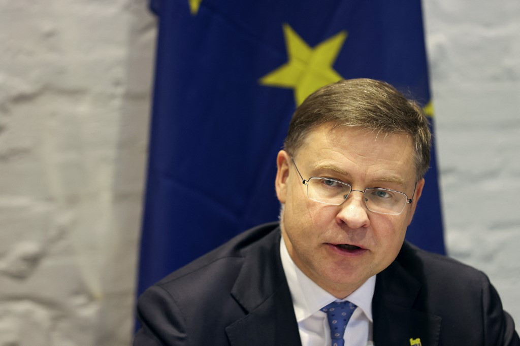 EU to Deliver First €90B Loan Tranche to Ukraine by Early June, With 2027 Funding Gap Looming