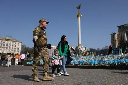 Decorated ‘Hero of Ukraine’ Learns to Live With Bionic Arms