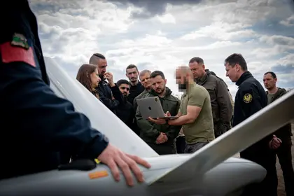 Розробники показали Зеленському новий український дрон-камікадзе