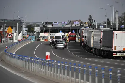 Польські фермери надалі блокують рух вантажівок на КПП «Рава-Руська»