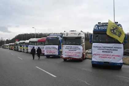 Польські фермери продовжують блокувати рух вантажівок у «Рава-Руській»