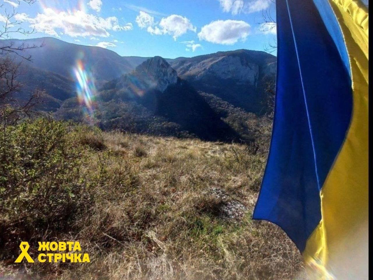 Активісти встановили прапор України у Кримських горах