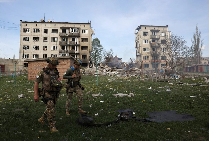 Ukraine Says Resisting Heavy Attacks in East Amid Russian Advance