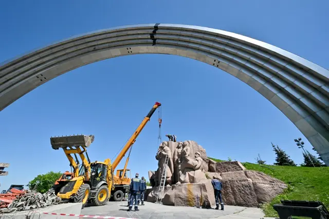Ukraine Dismantles Soviet Monument to Friendship with Russia