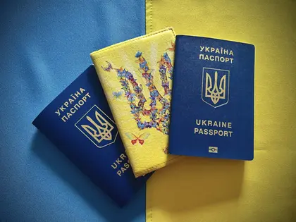 Українцям знову почали видавати паспорти за кордоном