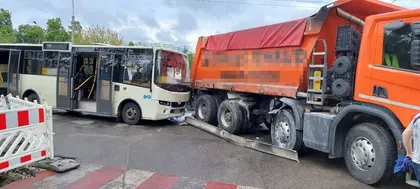 У Києві внаслідок зіткнення маршрутки та вантажівки постраждали семеро людей