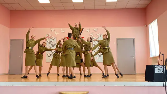 У Маріуполі росіяни змусили дітей танцювати у радянській формі та з прапорами СРСР