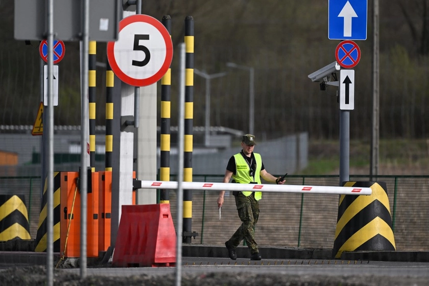 Ukraine Border Says No Surge After Easing Travel Rules for Under-22s