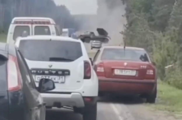 Россия запускает ракеты «Град» с белгородского шоссе, охраняемого вереницей гражданских автомобилей [VIDEO]