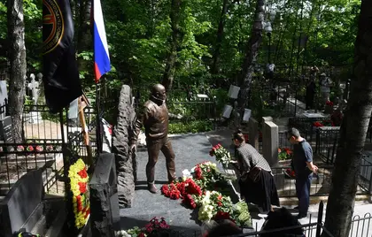 Another Statue of Prigozhin Unveiled at His St. Petersburg Grave