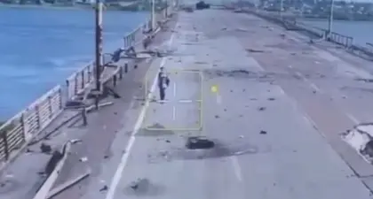 Відео: Українка пішки вийшла з окупації руїнами Антонівського мосту