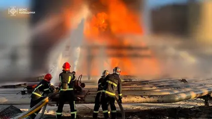 Пожежу на промисловому підприємстві в Києві ліквідують понад добу