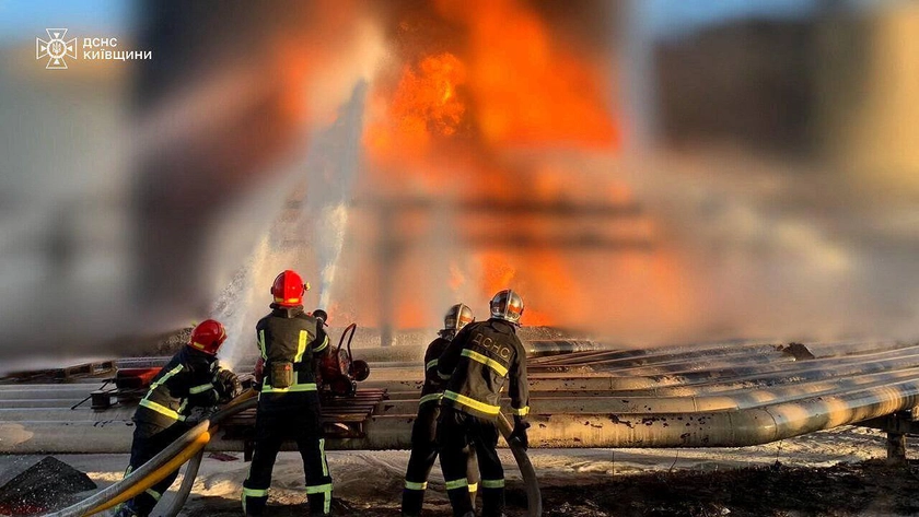 Пожежу на промисловому підприємстві в Києві ліквідують понад добу