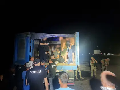 На Одещині затримали вантажівку, у якій через кордон везли рекордну кількість осіб