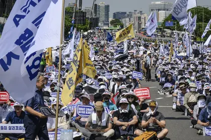 У Південній Кореї лікарі вийшли на масовий страйк