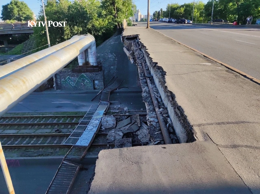 У Києві обвалився Повітрофлотський міст