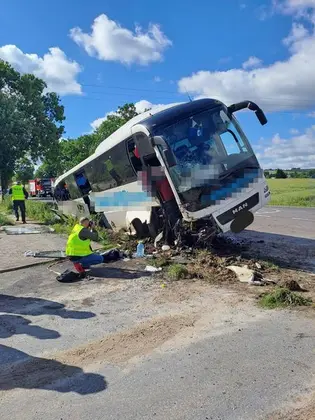 У Польщі автобус з 45 українцями зіткнувся з бар'єром: є постраждалі