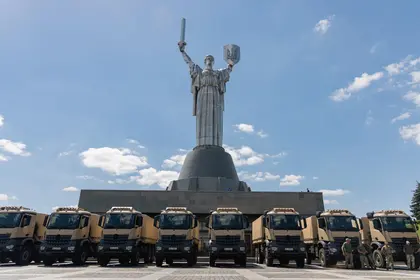 Німеччина передала понад 40 вантажівок для українських прикордонників на фронті