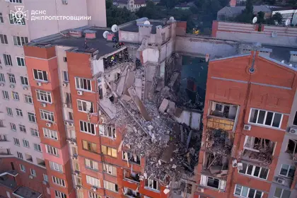 Ракетний удар по багатоповерхівці у Дніпрі: розбір завалів триває