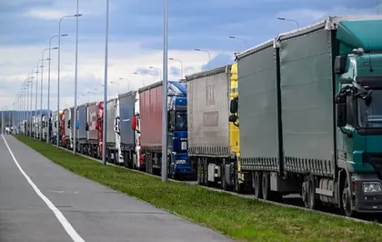 Польща призупинила пропуск українських вантажівок без дозволу або книжки ЄКМТ