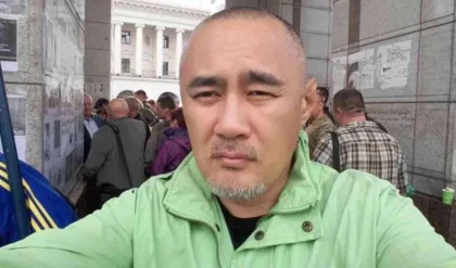 Казахський журналіст Айдос Садиков помер через 13 днів після замаху