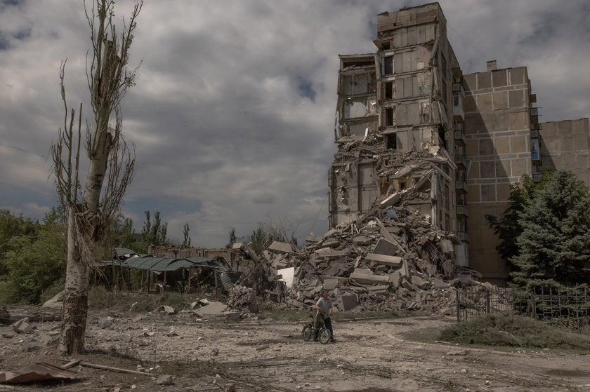Russians Advance on Toretsk, Ukrainian Troops Battle on Town’s Approaches