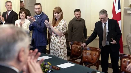 Zelensky Receives Standing Ovation as First Foreign Leader to Address UK Cabinet Since 1997