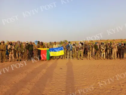 Туареги, які нищать "вагнерівців" у Малі, позують з українським прапором - фото