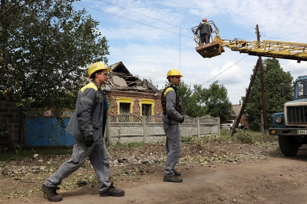 Ukraine's Electrician 'Heroes' Restoring Power Near the Front