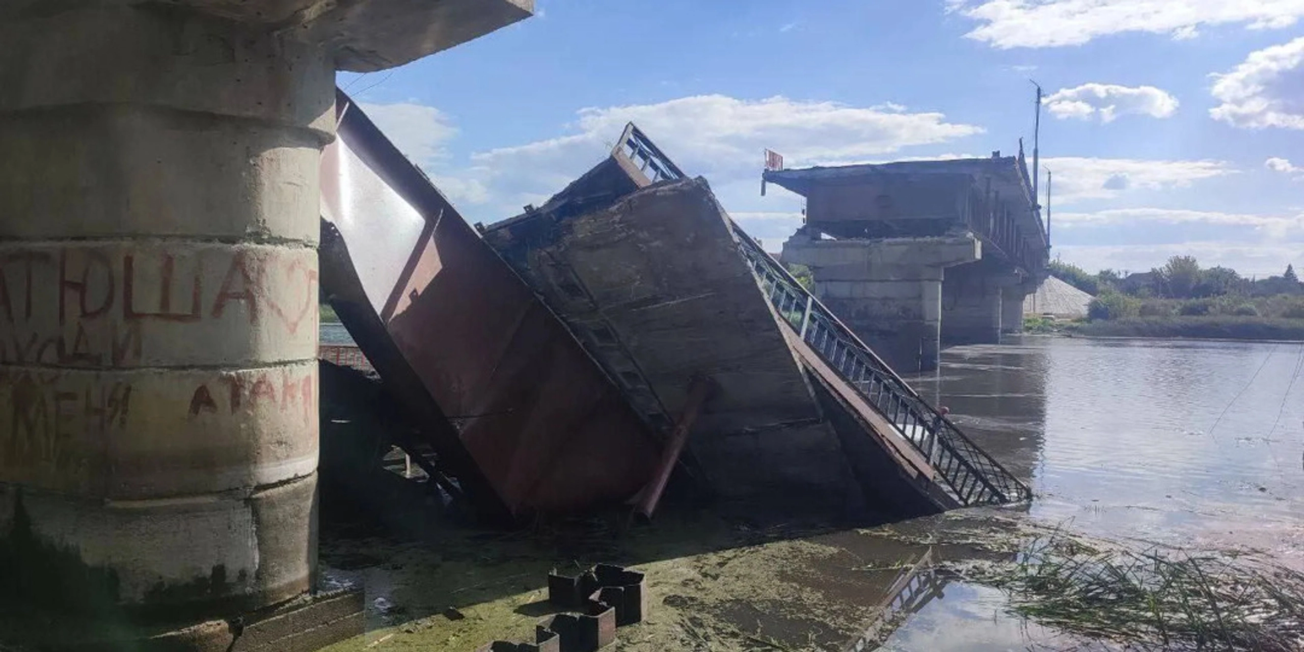 Повітряні сили показали, як знищили міст у Курській області