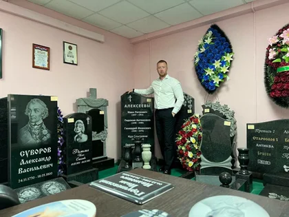 Russian Tombstone Maker Berates Kursk Locals for Fleeing