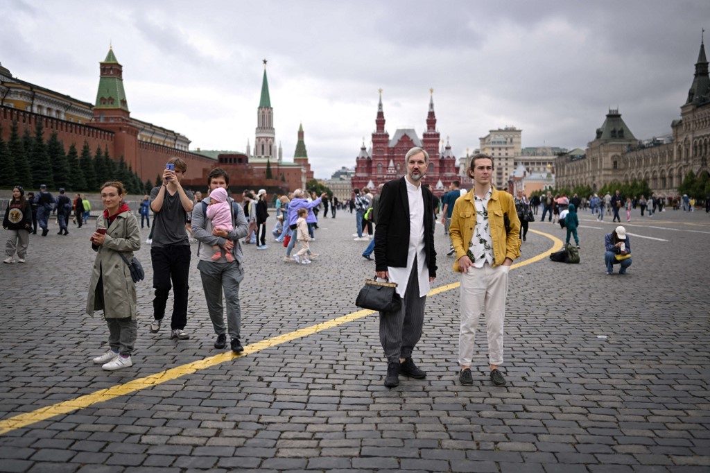 Russians Record Highest Ever Contentment with Life Despite Sanctions and War, Survey Finds