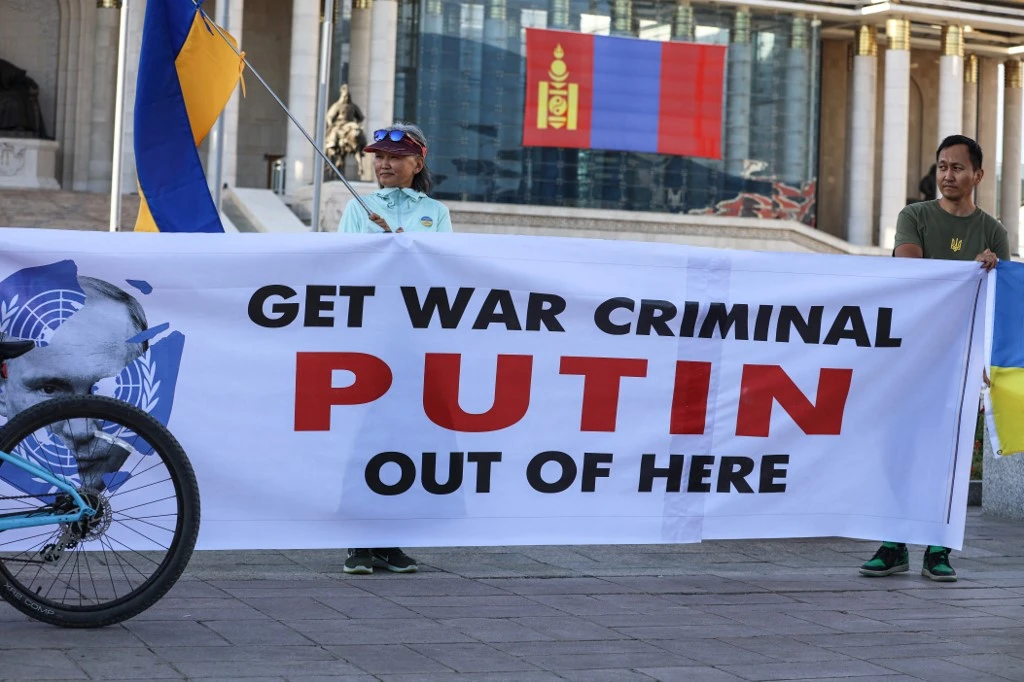 Mongolian Police Detains Protestors Unfurling Ukrainian Flag During Putin's Visit