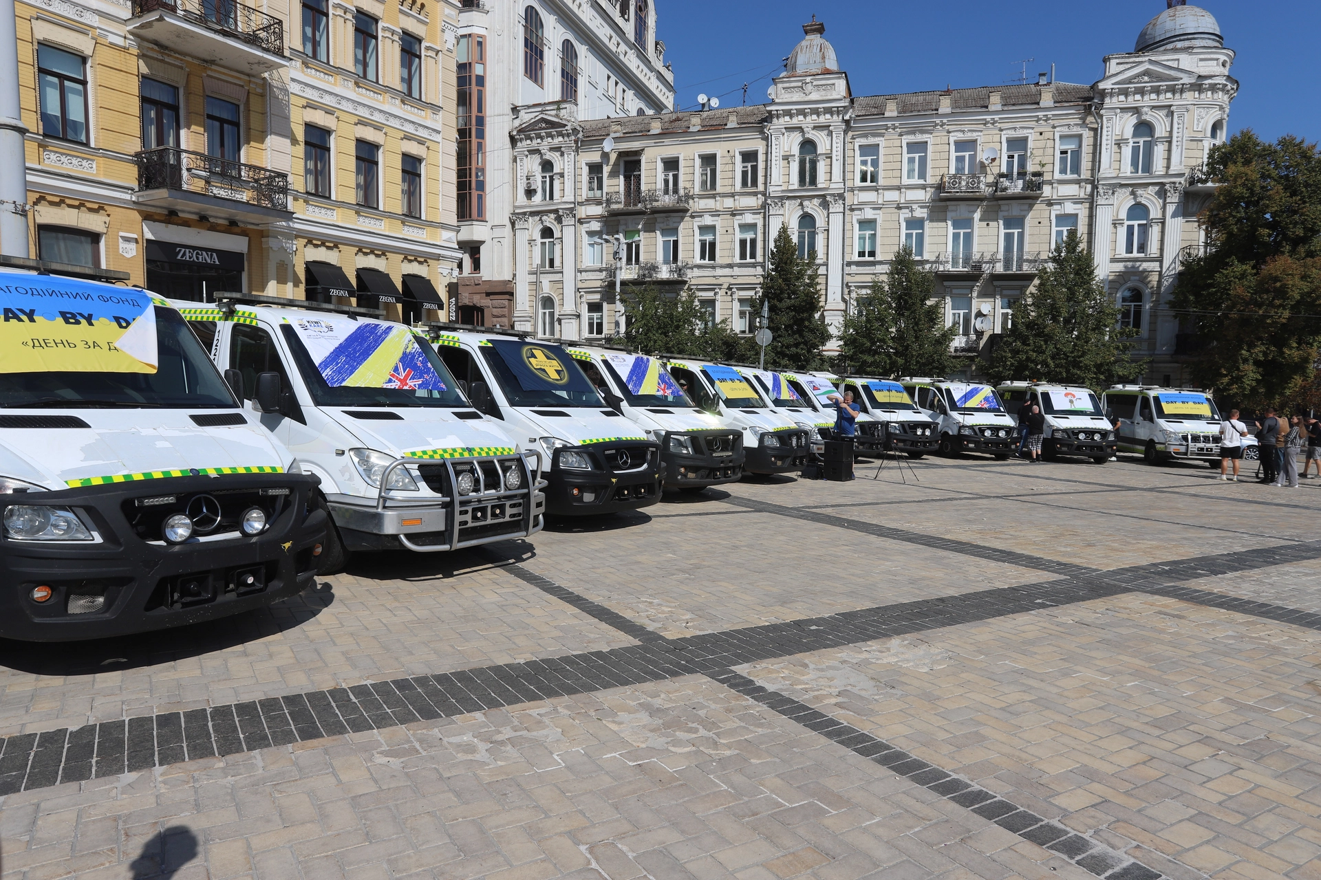 Новозеландці передали ЗСУ десятки карет швидкої допомоги