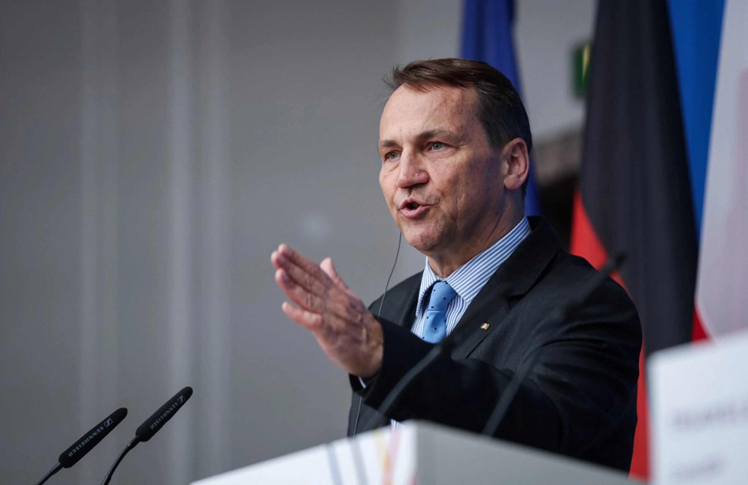 Poland’s Sikorski to Putin: You Are Putting Ukrainian Children in Camps Like Nazis Did in My Country