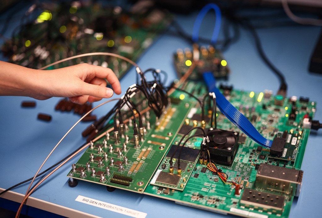 Canada Yet to Enforce Sanctions on Microelectronic Flow Into Russia, Report Says