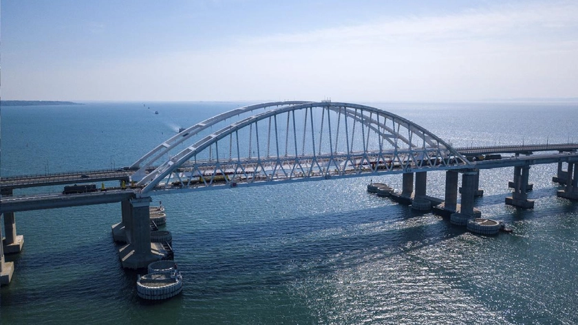 У морі біля Керчі плавають деталі бонів, якими РФ хоче захистити Керченський міст