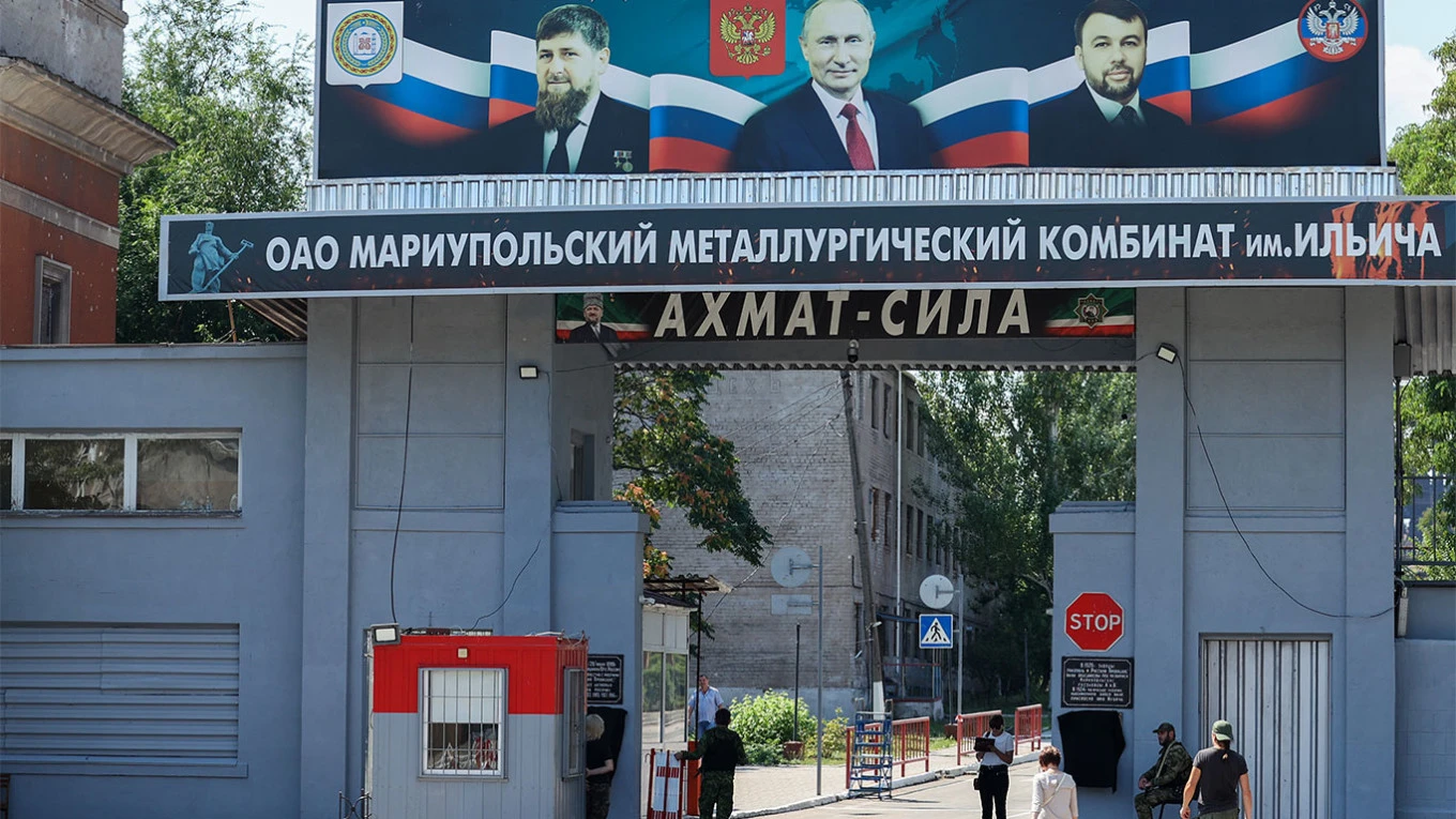 Chechen Factions Loot Mariupol’s Steel Plants, Report Says