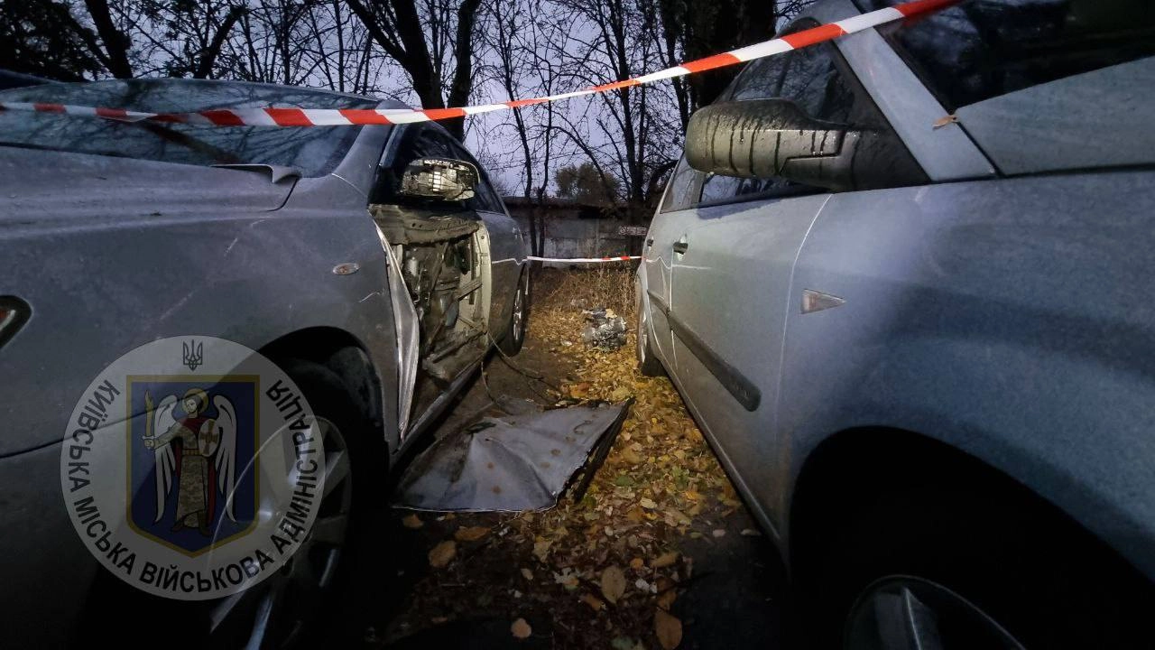 Наслідки падіння уламків в Солом’янському районі. Фото: КМВА.