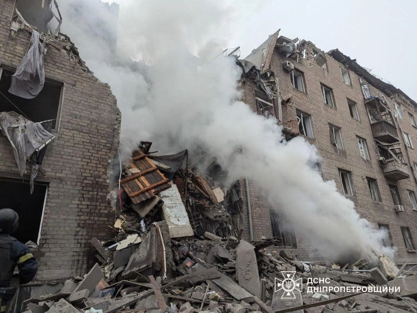 Росія вдарила балістикою по п’ятиповерхівці в Кривому Розі: є жертви