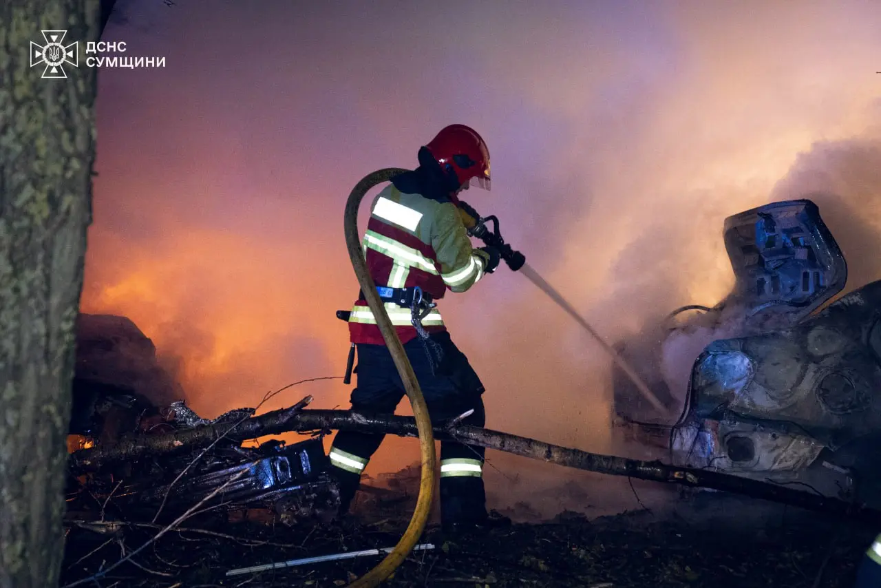 Росіяни вдарили балістичною ракетою по житловій багатоповерхівці в Сумах