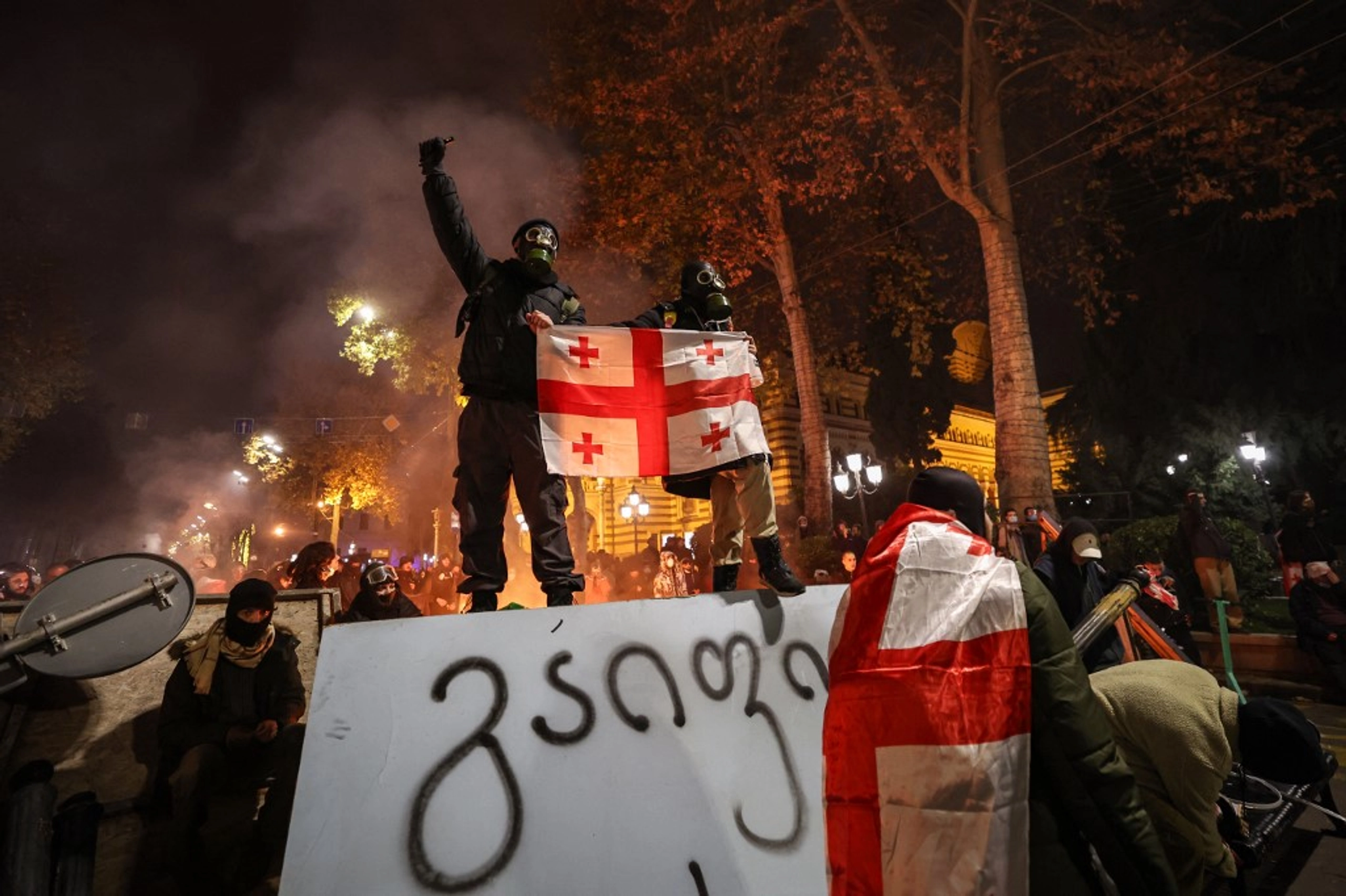 Третя ніч протестів у Тбілісі: поліція силою розганяє мітингувальників