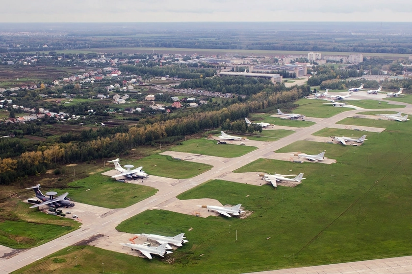 На російській військовій авіабазі "Дягілєво" та в порту Новоросійська пролунали вибухи