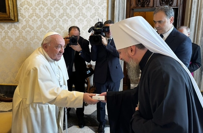 Orthodox Church of Ukraine Head Visits Pope in Rome